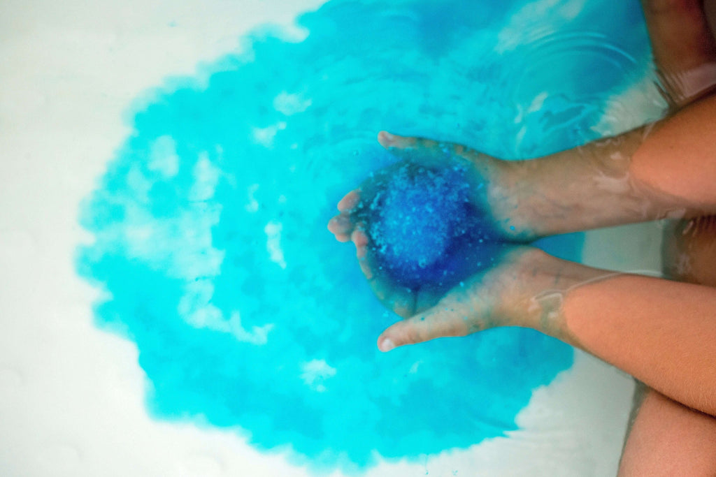 blue kids bath bomb sprudel fizzing in water