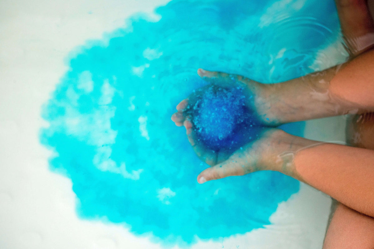 blue kids bath bomb sprudel fizzing in water